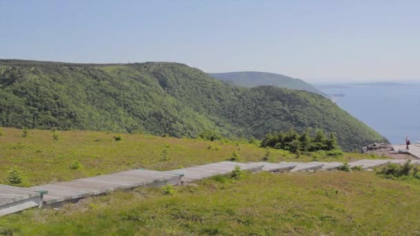 Hikers on skyline trail — Stock Video