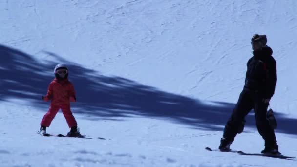 Mamá esquiando con el niño — Vídeos de Stock