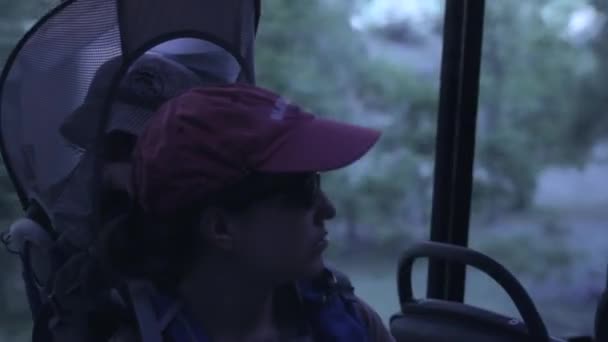 Anne bebek otobüs ile — Stok video