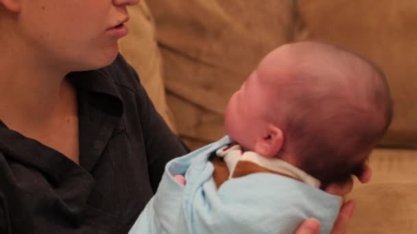 Мать держит своего новорожденного ребенка — стоковое видео