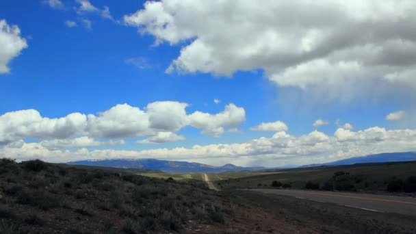 Nuvens de montanha e estrada timelapse — Vídeo de Stock