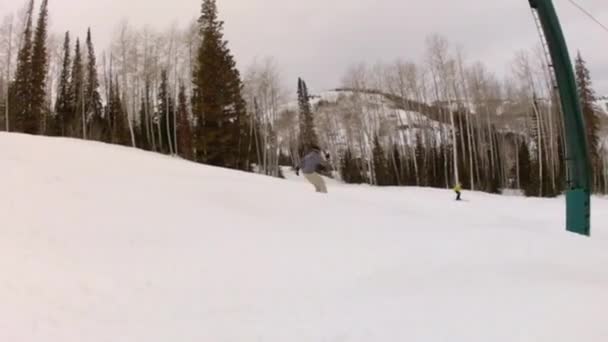 Man skiing at a mountain resort — Stock Video