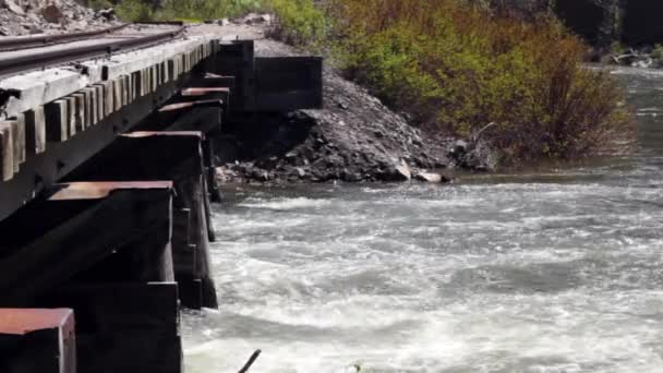 Puente viejo del tren sobre el río de inundación — Vídeo de stock