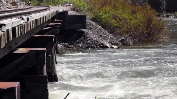 Puente viejo del tren sobre el río de inundación — Vídeos de Stock