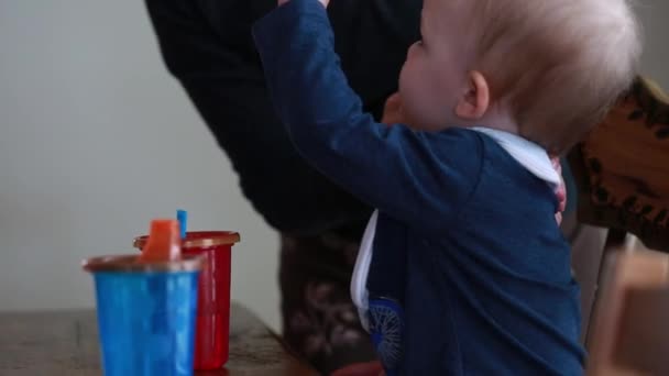 Mutter putzt Kleinkind nach dem Essen — Stockvideo