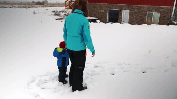 Madre y niño jugando en la nieve — Vídeos de Stock