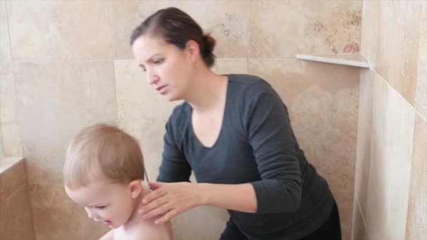 Mother cutting her baby hair — Stock Video