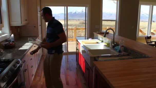 Людина очищає кухня — стокове відео