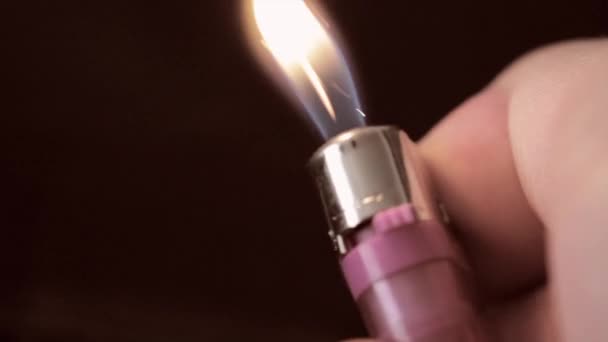 L'homme allume un briquet — Video