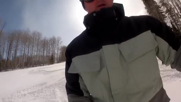 Skier в парку міста Утох — стокове відео