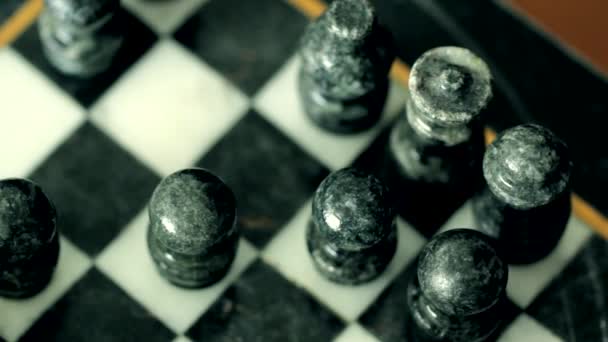 Mann spielt Schach — Stockvideo