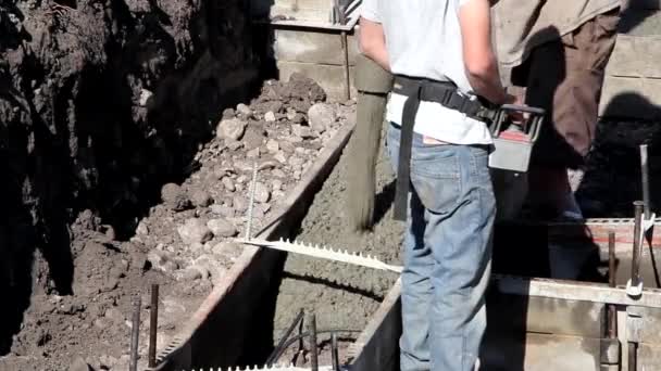 Homem que controla o caminhão da bomba de cimento — Vídeo de Stock