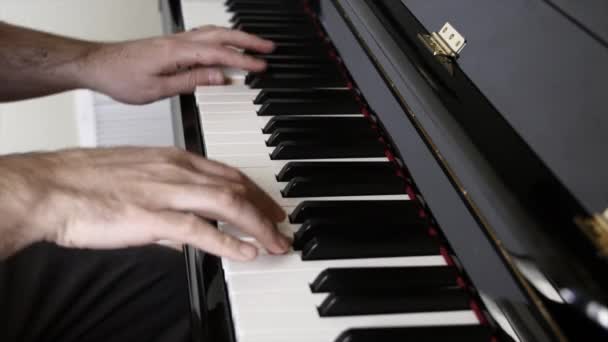 Man speelt op piano — Stockvideo