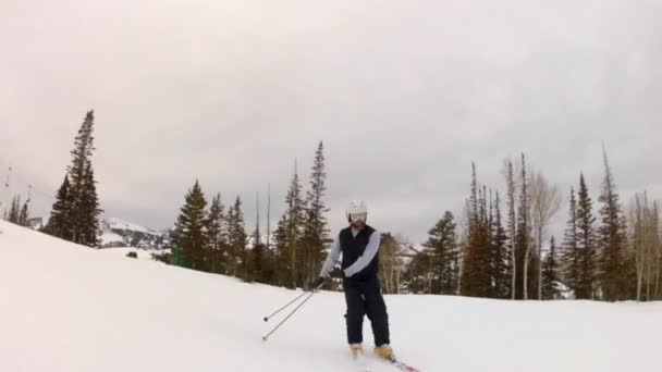 Hommes astuce ski dans une station — Video