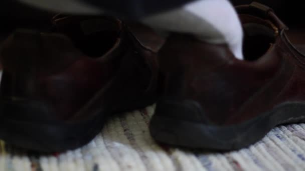 Человек скользит по обуви — стоковое видео
