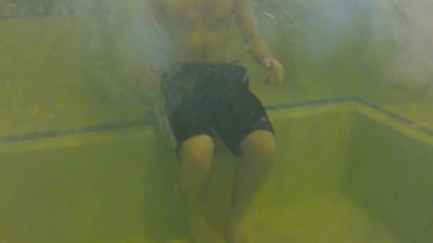Mannen i en badtunna — Stockvideo