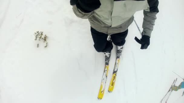 Ski homme sur station de montagne — Video
