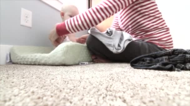 Madre cambia el pañal de su bebé — Vídeos de Stock
