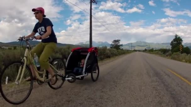 Kvinna och barn på cykel — Stockvideo