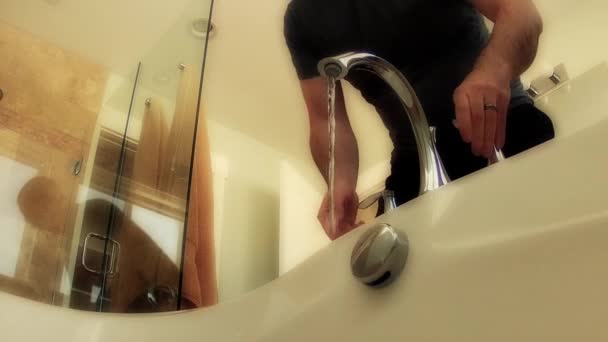 Мужчина наполняет ванну — стоковое видео