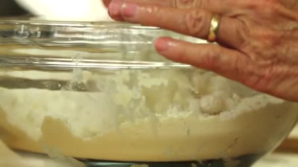 Жінка випікає яблучний пиріг — стокове відео