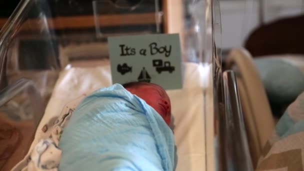 Frau schläft in Krankenhausbett neben Neugeborenem — Stockvideo