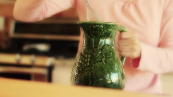 Uma mulher faz suco de laranja — Vídeo de Stock