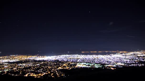 Paysage urbain la nuit dans la vallée de montagne — Video