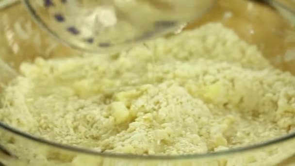 Una mujer horneando un pastel de manzana — Vídeo de stock