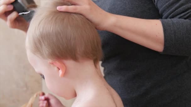 Madre corte de pelo — Vídeos de Stock