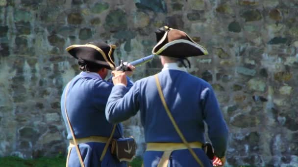 Soldados franceses entrenan con armas. — Vídeo de stock