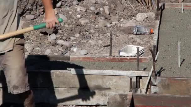 Stavební dělník připravit dům — Stock video