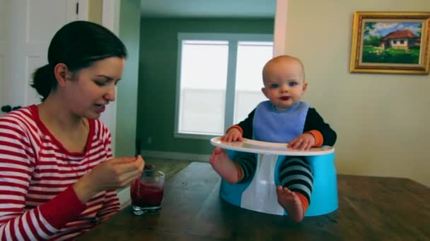 Mère nourrissant son bébé — Video