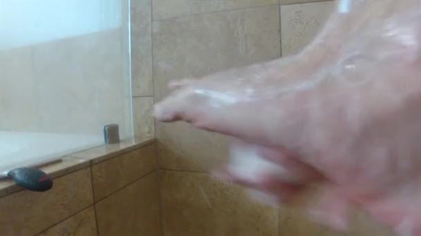 En man i en dusch i sitt hem — Stockvideo