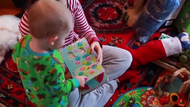 Mamma och pojke öppning en presenterar — Stockvideo