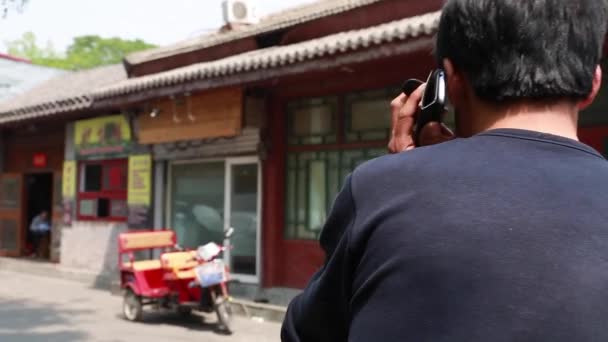 Turister ridning rickshaw genom Beijing — Stockvideo