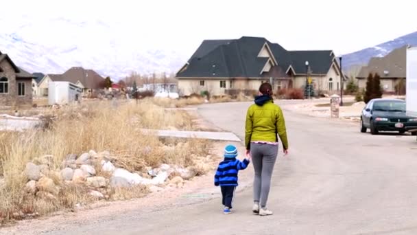 Mamma e bambino in cammino — Video Stock