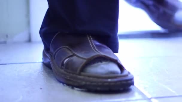 Man zet op de schoenen — Stockvideo