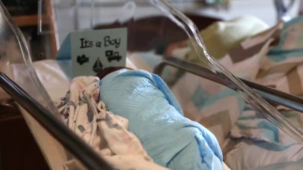 Vrouw slaapt in de buurt van pasgeboren — Stockvideo