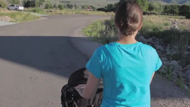 Vrouw met baby in een wandelwagen — Stockvideo