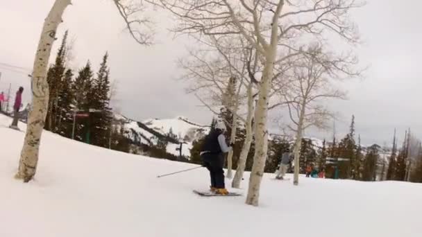 Man skiing at a mountain resort — Stock Video