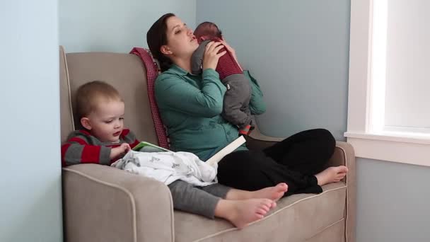 Mother reading stories — Stock Video