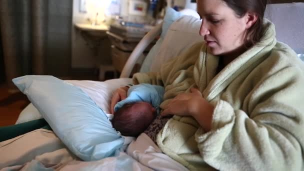 Anya és az újszülött kórházi ágyon — Stock videók