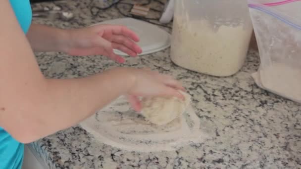 厨房里做饭的女人 — 图库视频影像
