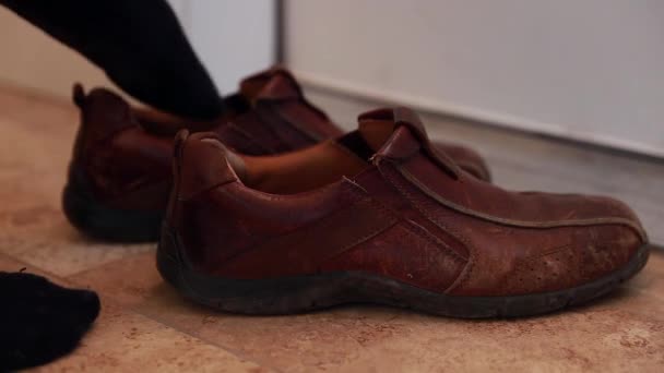Az ember teszi a cipő — Stock videók