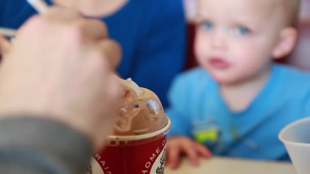 Madre y niño pequeño comiendo un batido de leche — Vídeos de Stock