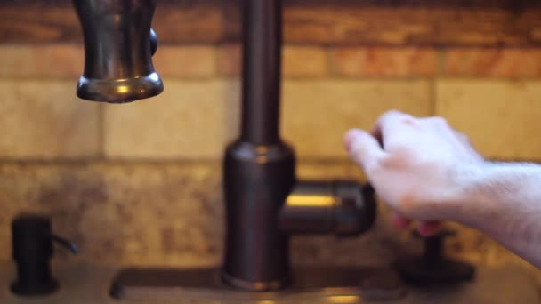 Man turns a water faucet — Stock Video