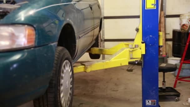 Mechanic lowering the car — Stock Video