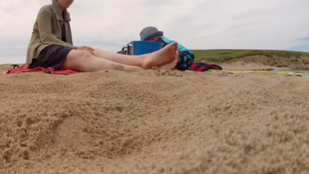 Madre y bebé en la playa — Vídeo de stock