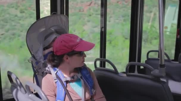 Moeder met baby in bus — Stockvideo